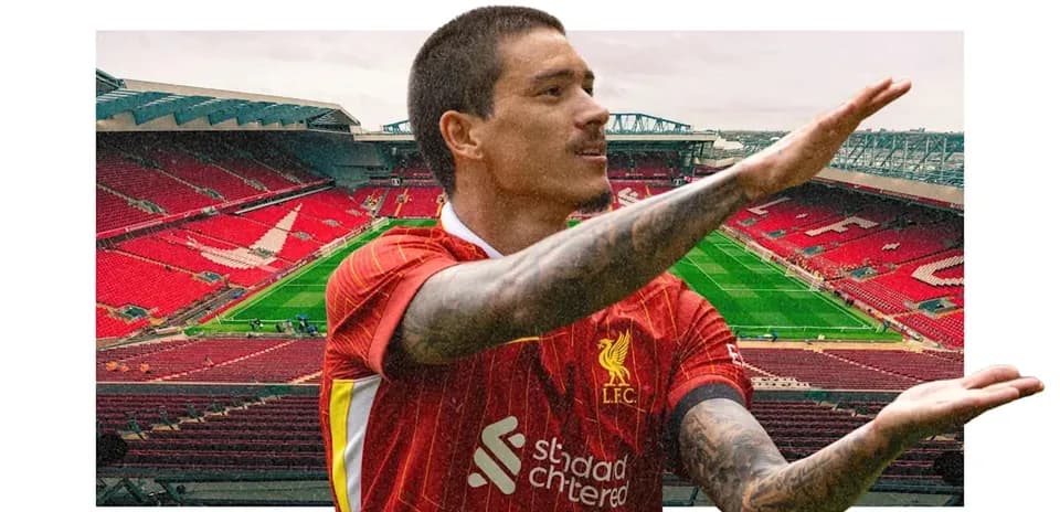 Jugador de Liverpool en Anfield con gesto de celebración