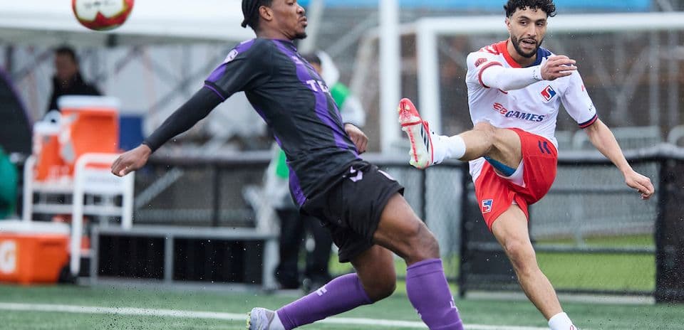Jugador de Vancouver FC golpeando el balón