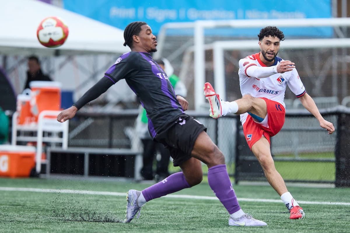 Jugador de Vancouver FC golpeando el balón