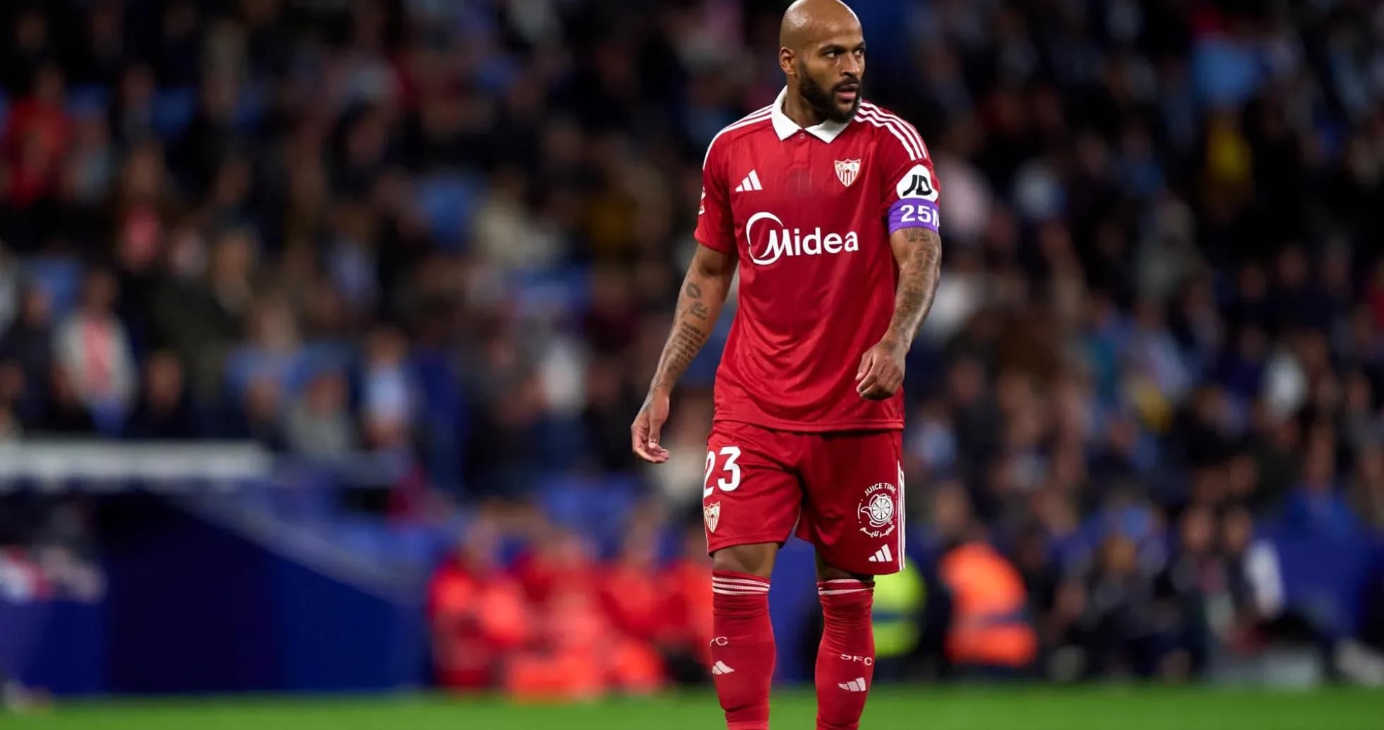 Jugador de Sevilla en acción durante el partido
