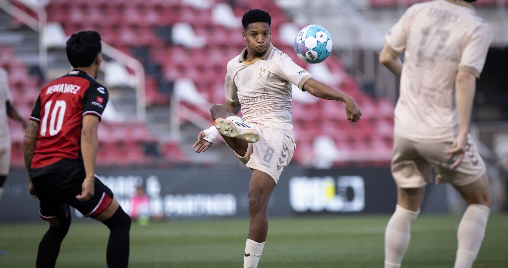 Jugador de FC Tulsa en acción durante el partido