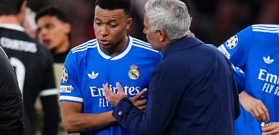 Entrenador hablando con jugador durante partido