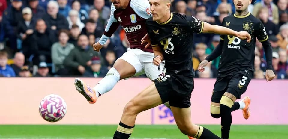 Un jugador de Aston Villa dispara a puerta