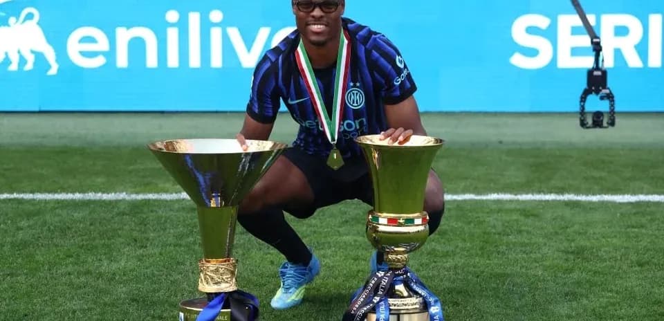 Jugador con trofeos de campeón en el campo