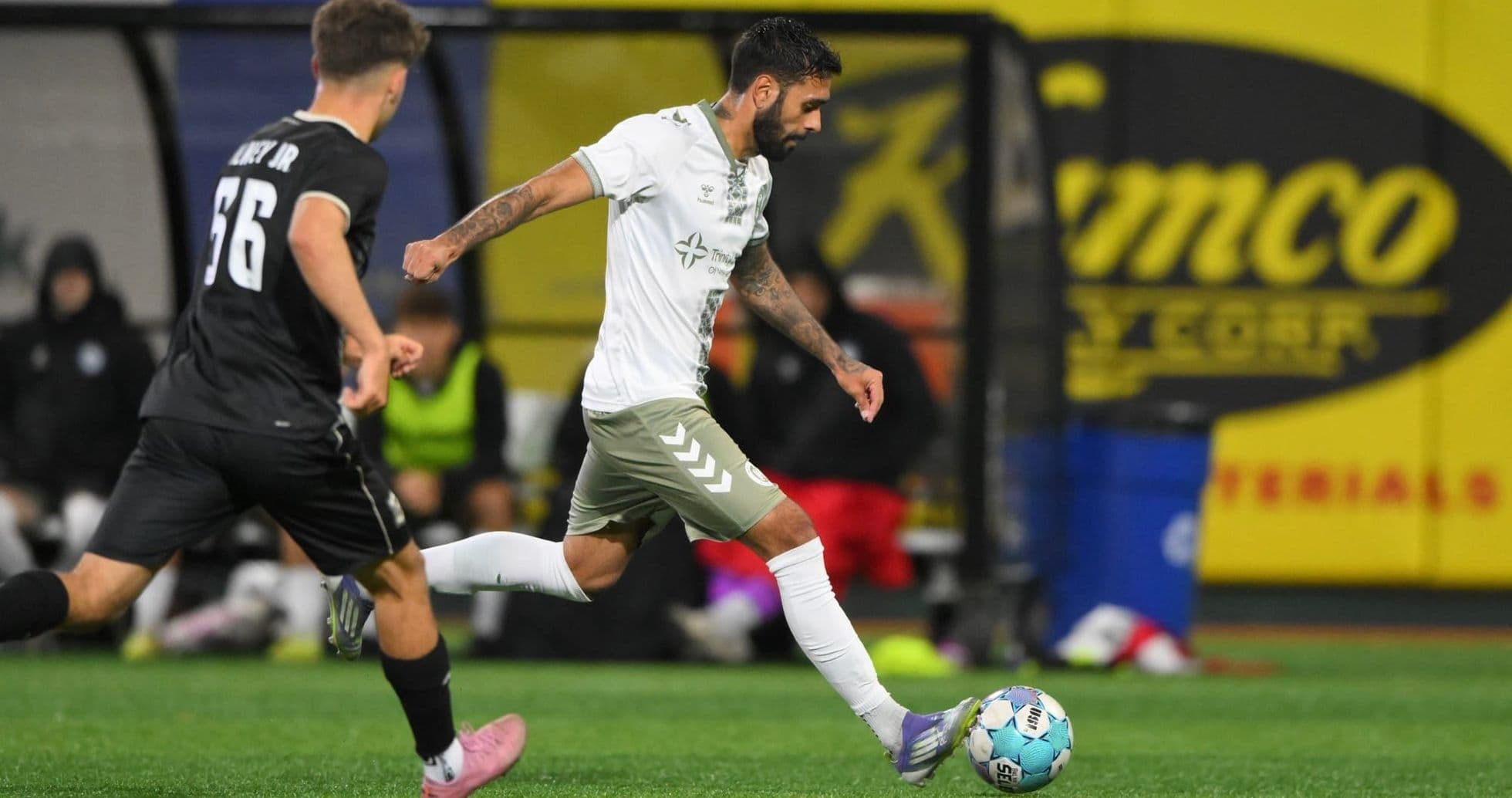 Jugador del NY Cosmos en acción con el balón