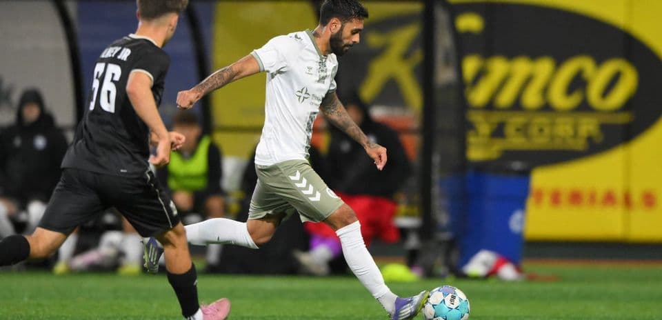 Jugador del NY Cosmos en acción con el balón