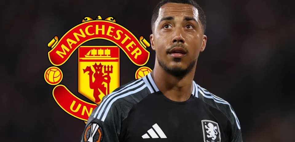 Jugador de Aston Villa con fondo de Manchester United