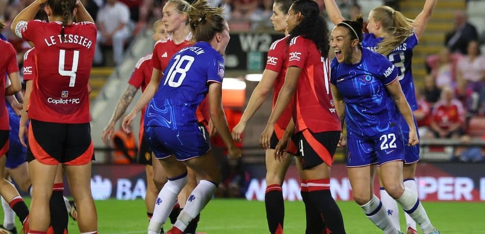 Jugadoras de Chelsea y Manchester United celebrando