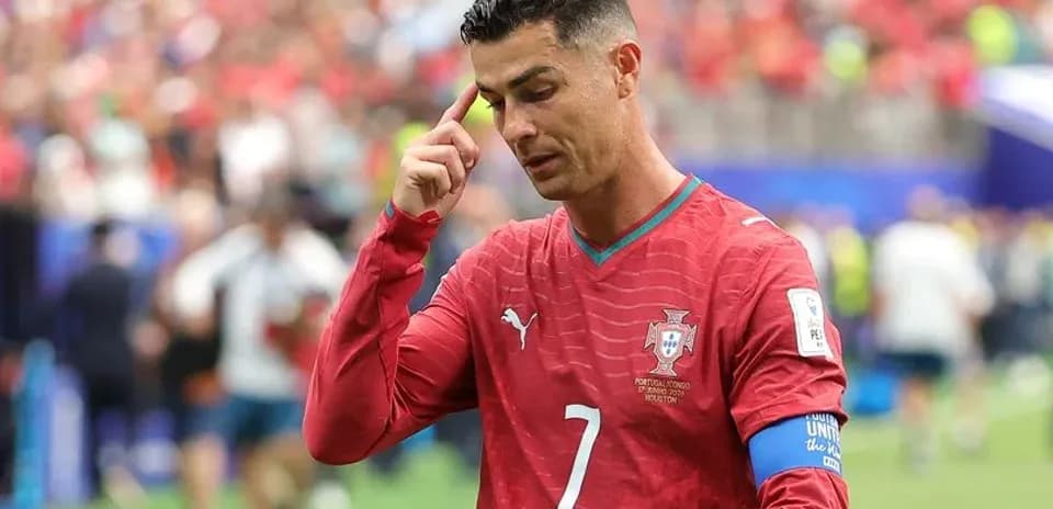Cristiano Ronaldo señalando su frente en el campo