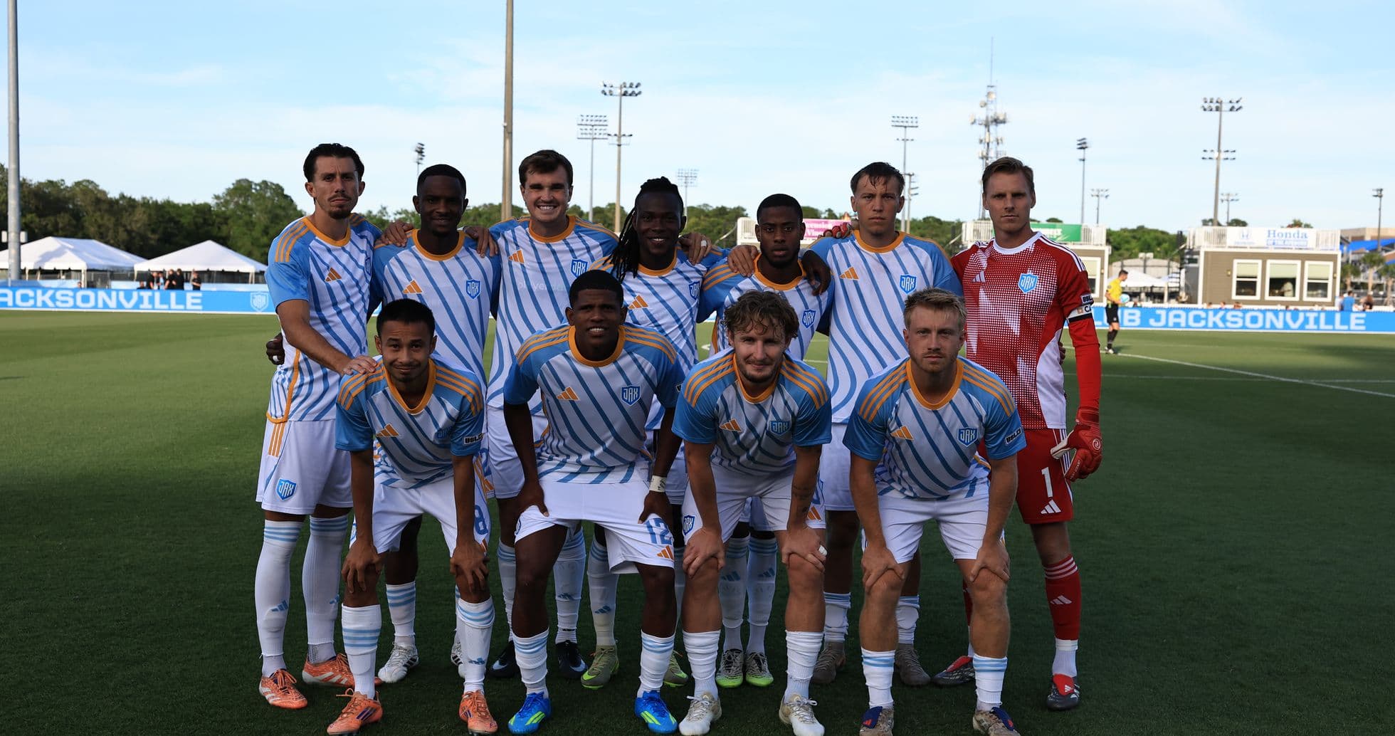 Equipo de Sporting JAX posando para foto
