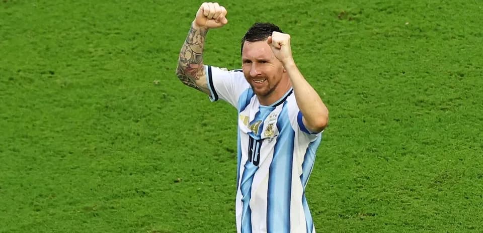 Jugador celebrando en el campo de fútbol