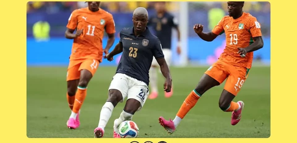 Jugador ecuatoriano driblando a dos rivales ivorianos