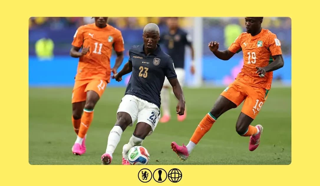 Jugador ecuatoriano driblando a dos rivales ivorianos
