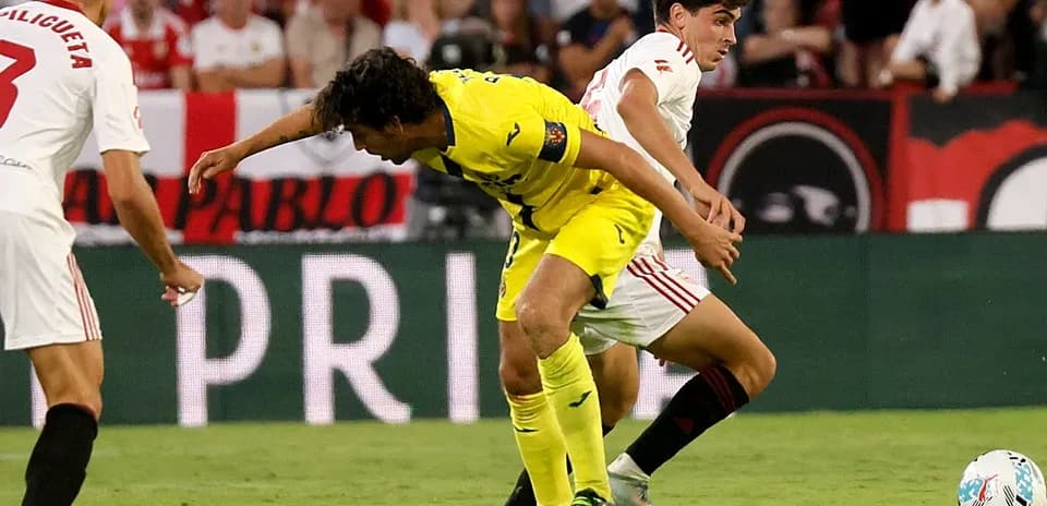 Jugadores de Villarreal y Sevilla en acción