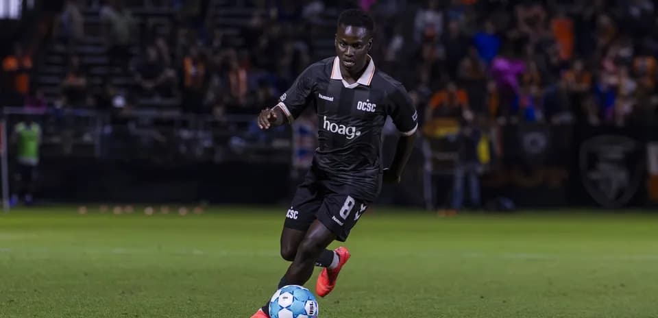 Jugador de Orange County SC corriendo con el balón