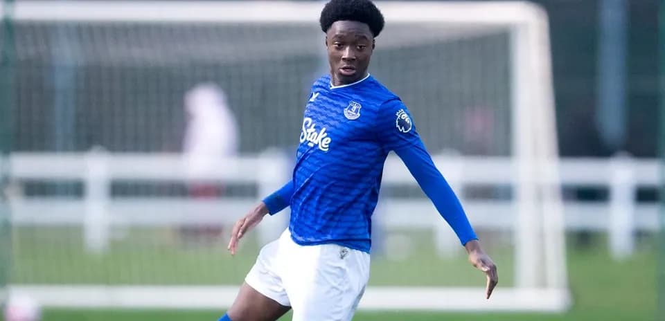 Jugador de Everton en acción en el campo de entrenamiento