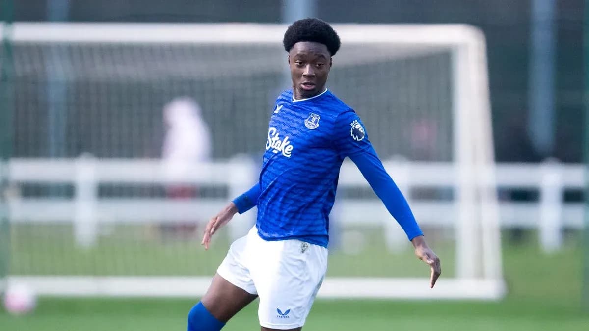 Jugador de Everton en acción en el campo de entrenamiento