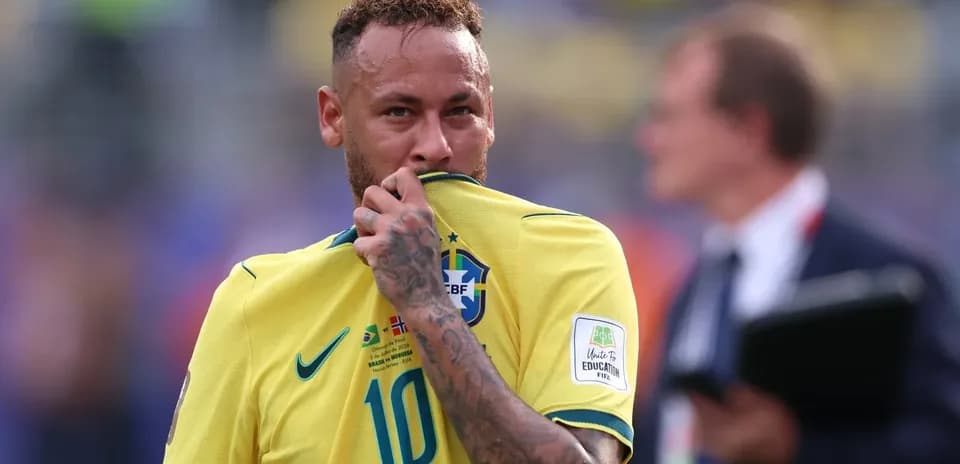 Neymar besando la camiseta de Brasil en partido