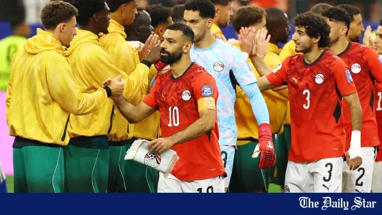 Jugadores de Egipto y Sudáfrica saludando tras partido