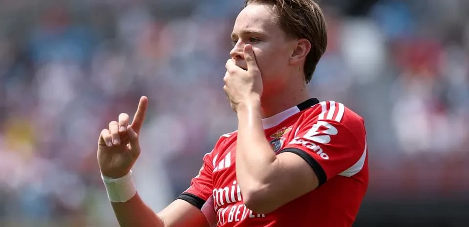 Jugador señalando con un dedo en el campo