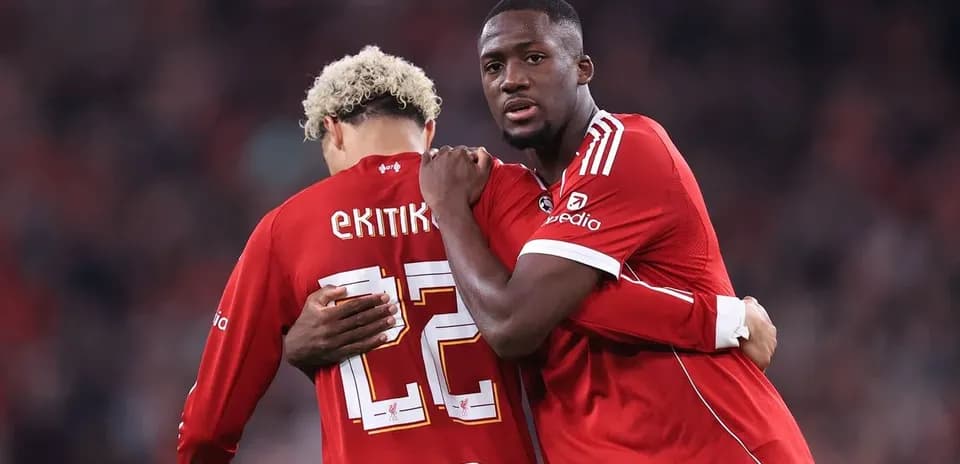 Dos jugadores abrazándose en uniforme rojo