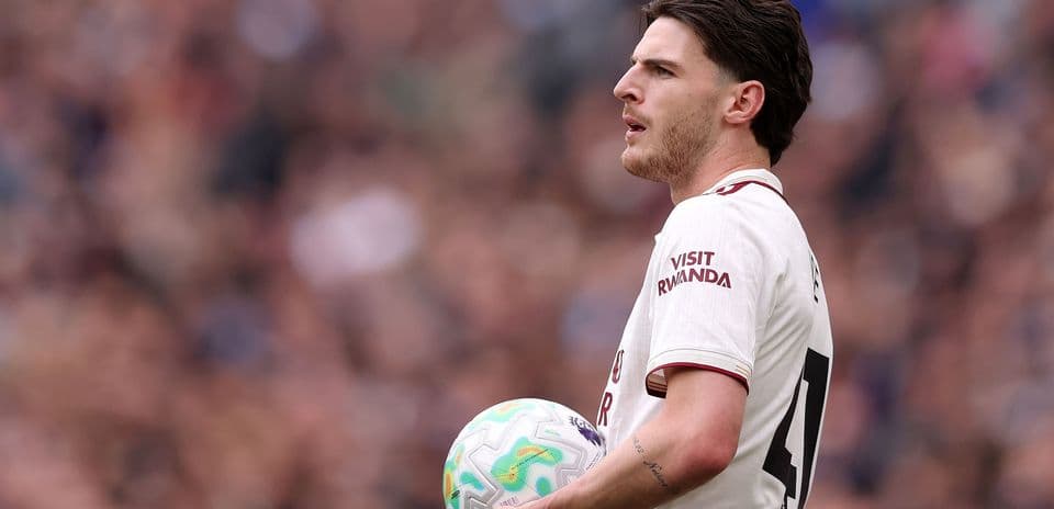Jugador sosteniendo balón durante partido de fútbol