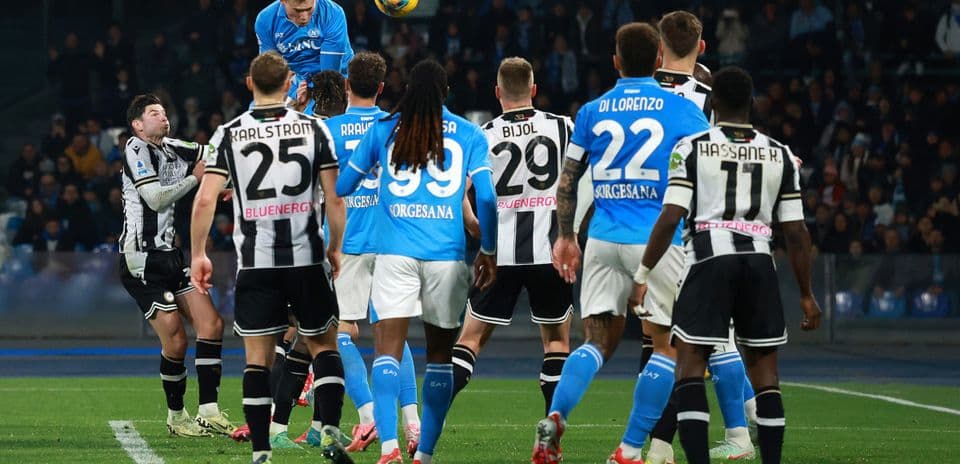 Jugador de Napoli cabeceando un tiro libre