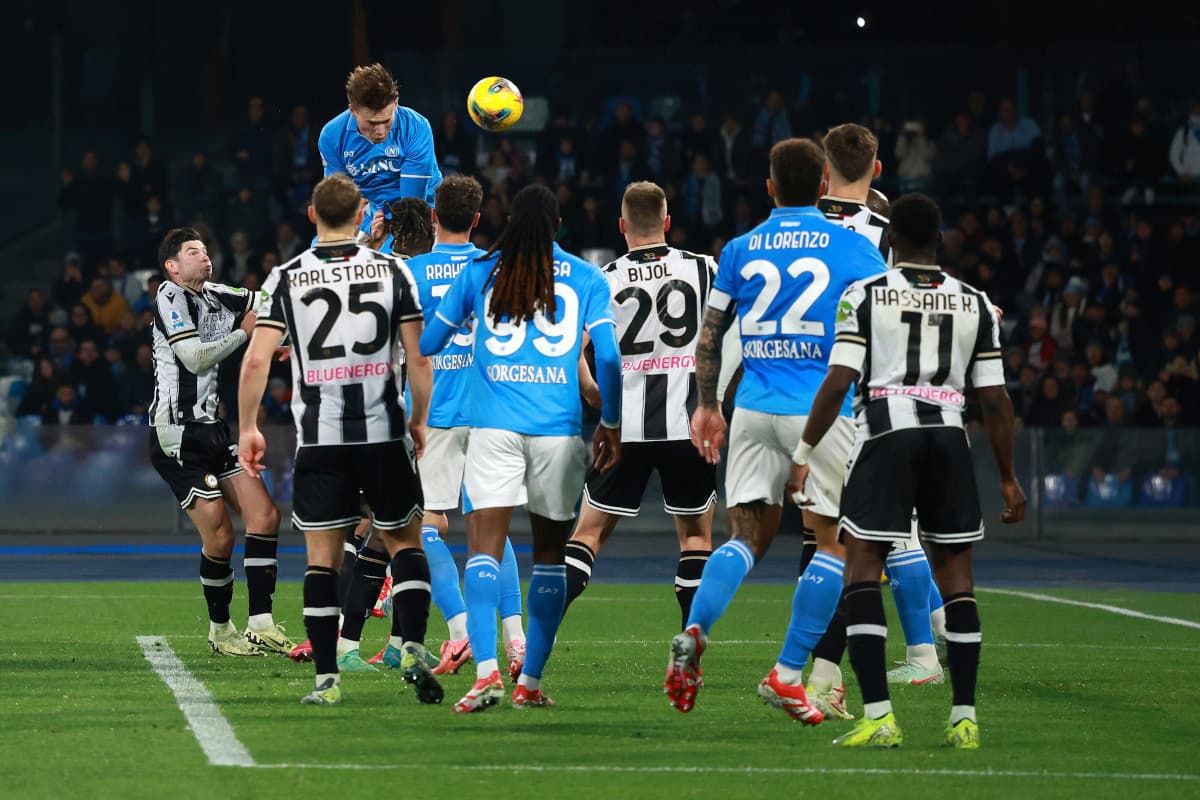 Jugador de Napoli cabeceando un tiro libre