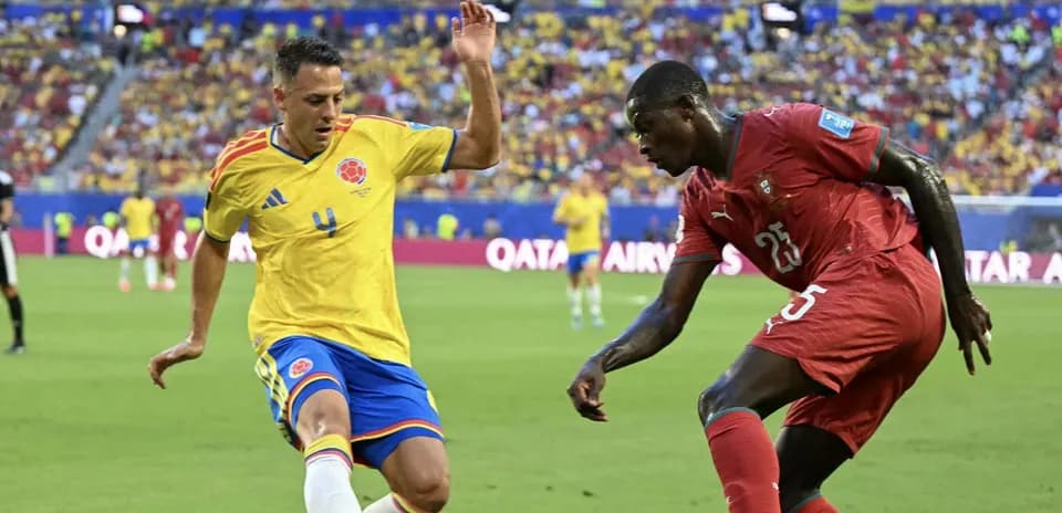 Jugadores de Colombia y Marruecos disputando el balón
