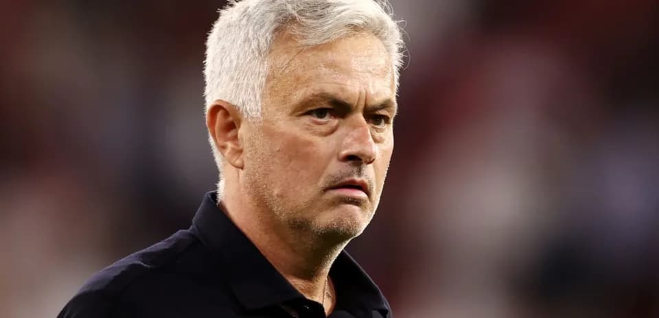 Entrenador observando el partido desde la banda