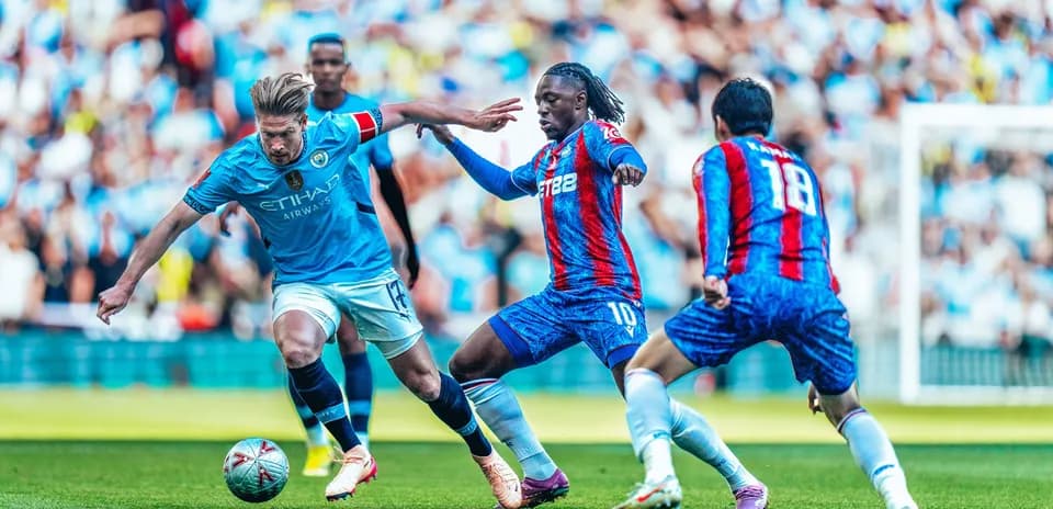 Jugadores compitiendo por el balón en partido