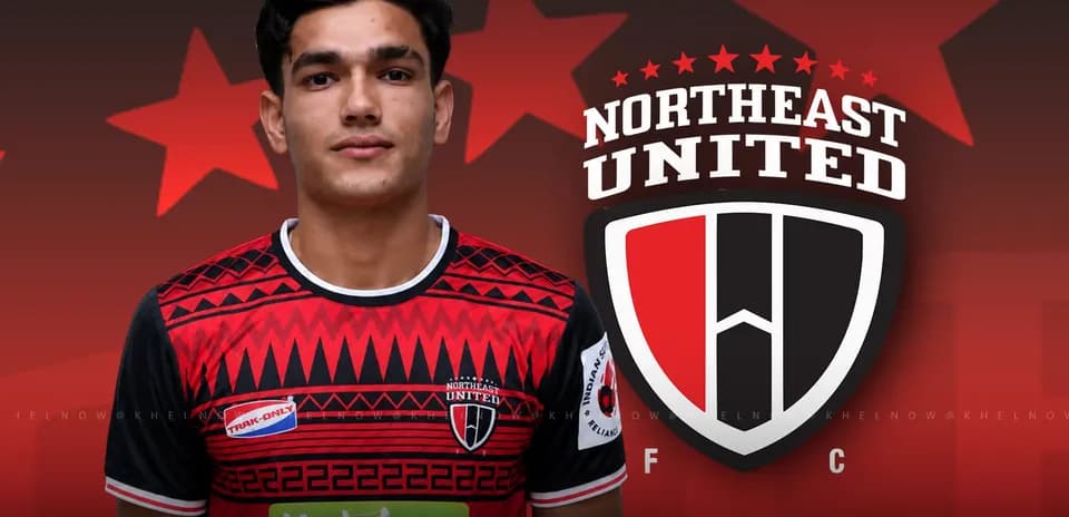Jugador posando con camiseta de Northeast United FC