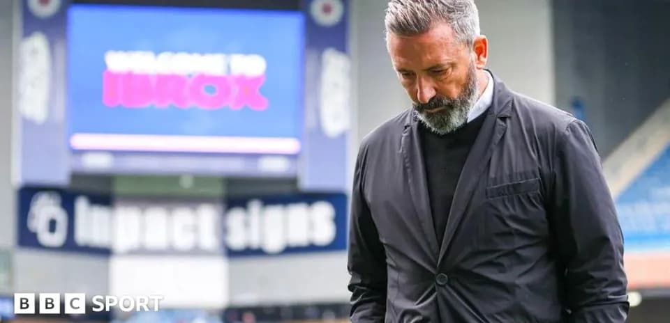 Entrenador caminando por el estadio Ibrox