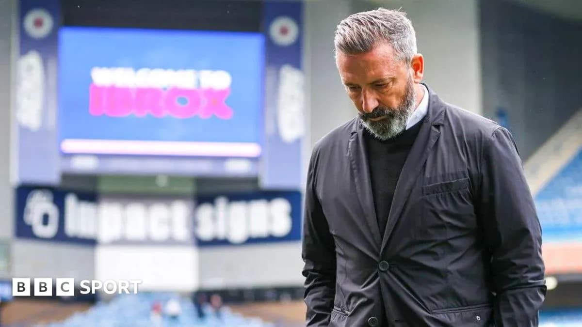 Entrenador caminando por el estadio Ibrox