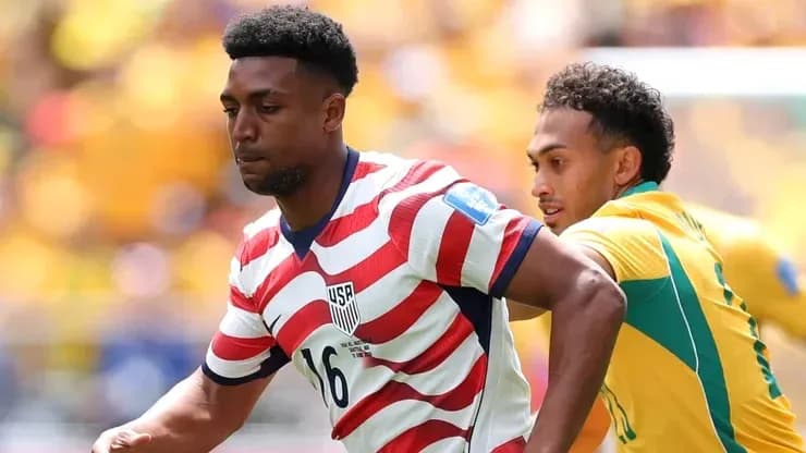 Jugador de Estados Unidos corriendo con balón durante el partido