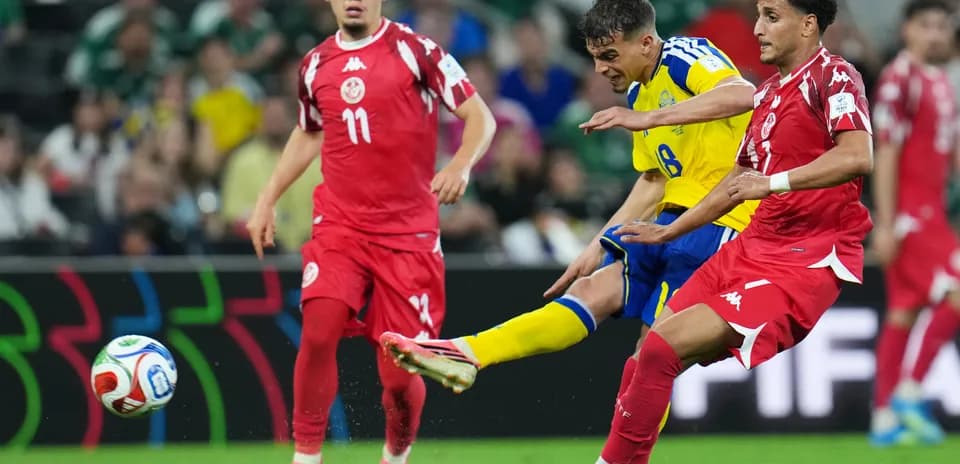 Jugador sueco disparando durante el partido