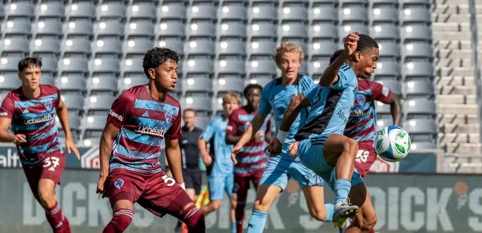 Jugadores de Minnesota United II y Colorado Rapids II en acción