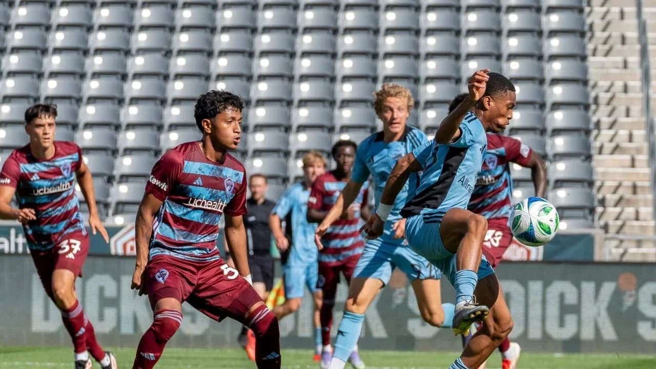 Jugadores de Minnesota United II y Colorado Rapids II en acción