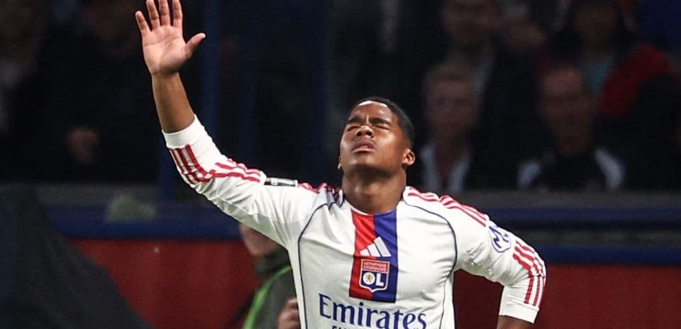 Jugador de Lyon celebrando un gol en el partido