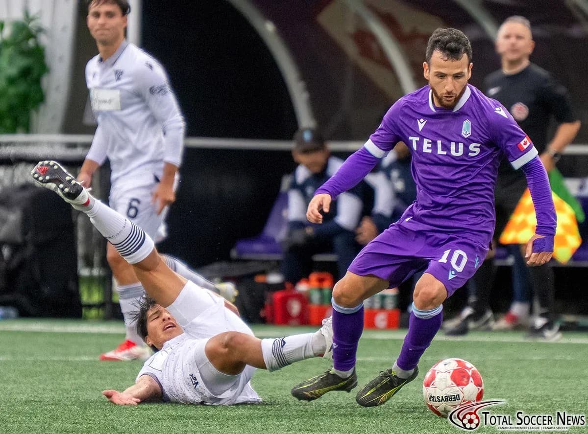 Vancouver FC contra Pacific FC en el campo