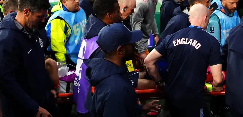 Equipo médico atendiendo a jugador lesionado en el campo