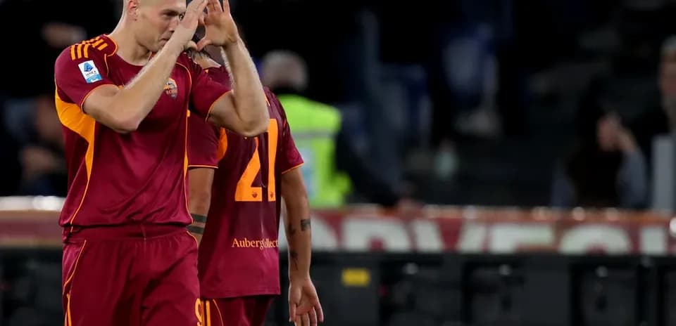 Jugadores de AS Roma celebrando en el estadio