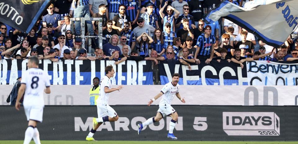 Jugadores celebrando un gol en el estadio