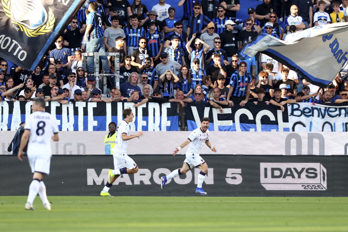 Jugadores celebrando un gol en el estadio