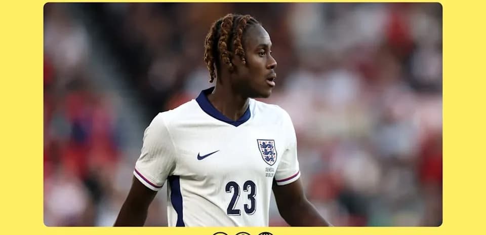 Jugador de Inglaterra con camiseta blanca en el campo