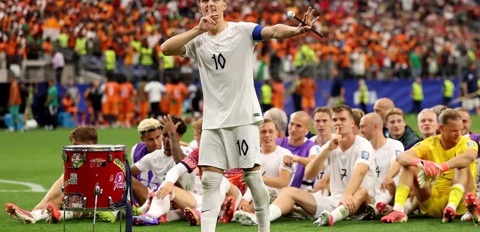 Jugador con camiseta número 10 haciendo gesto a la afición
