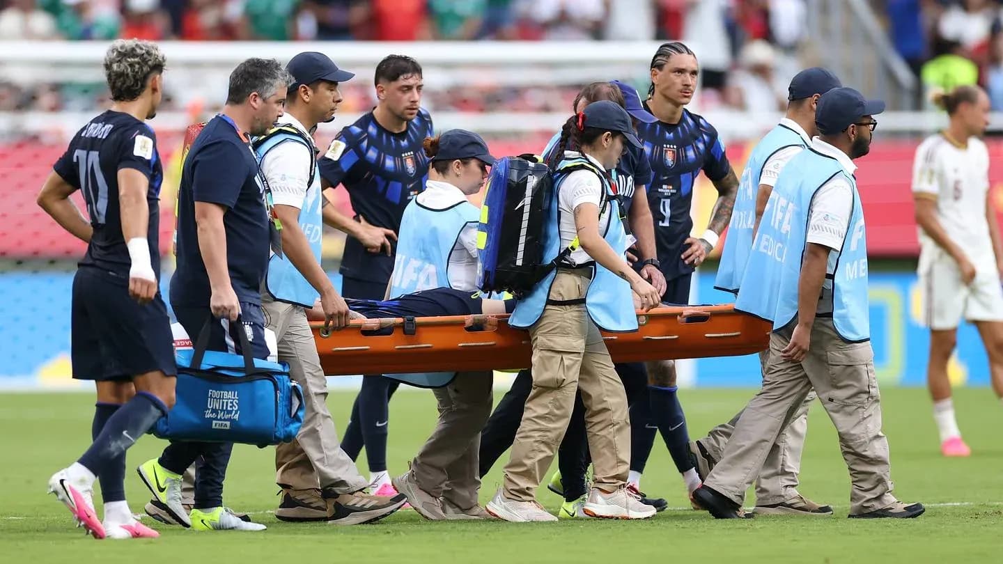 Jugadores observando a compañero en camilla médica