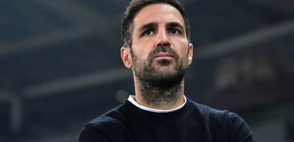 Entrenador observando el partido desde la banda