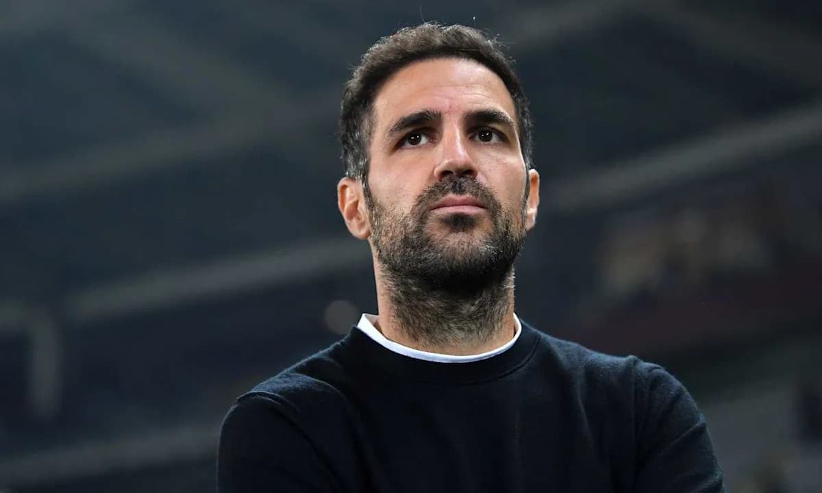 Entrenador observando el partido desde la banda