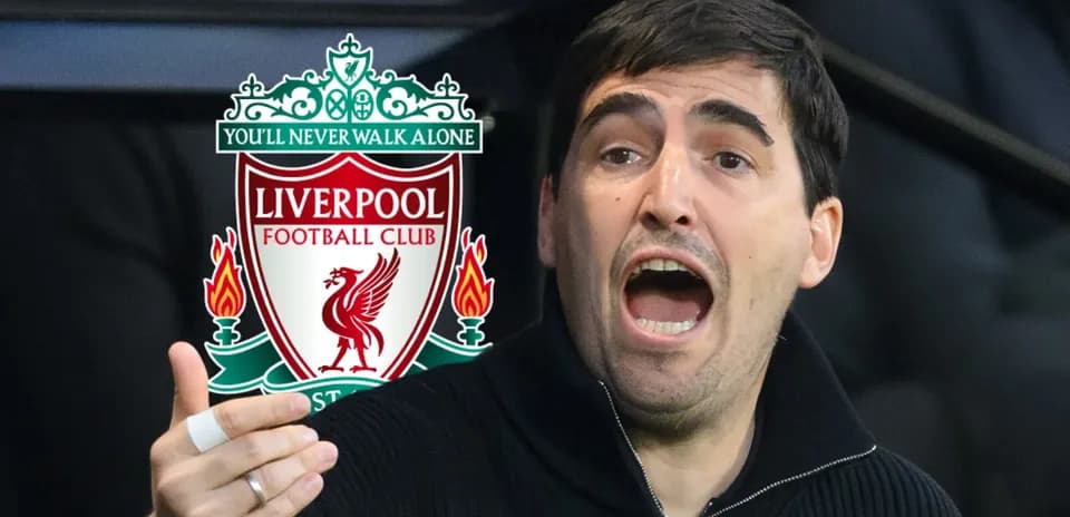 Entrenador gesticulando frente al escudo del Liverpool